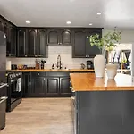 2-Story Sanctuary - Spacious Hot Tub - Billiards