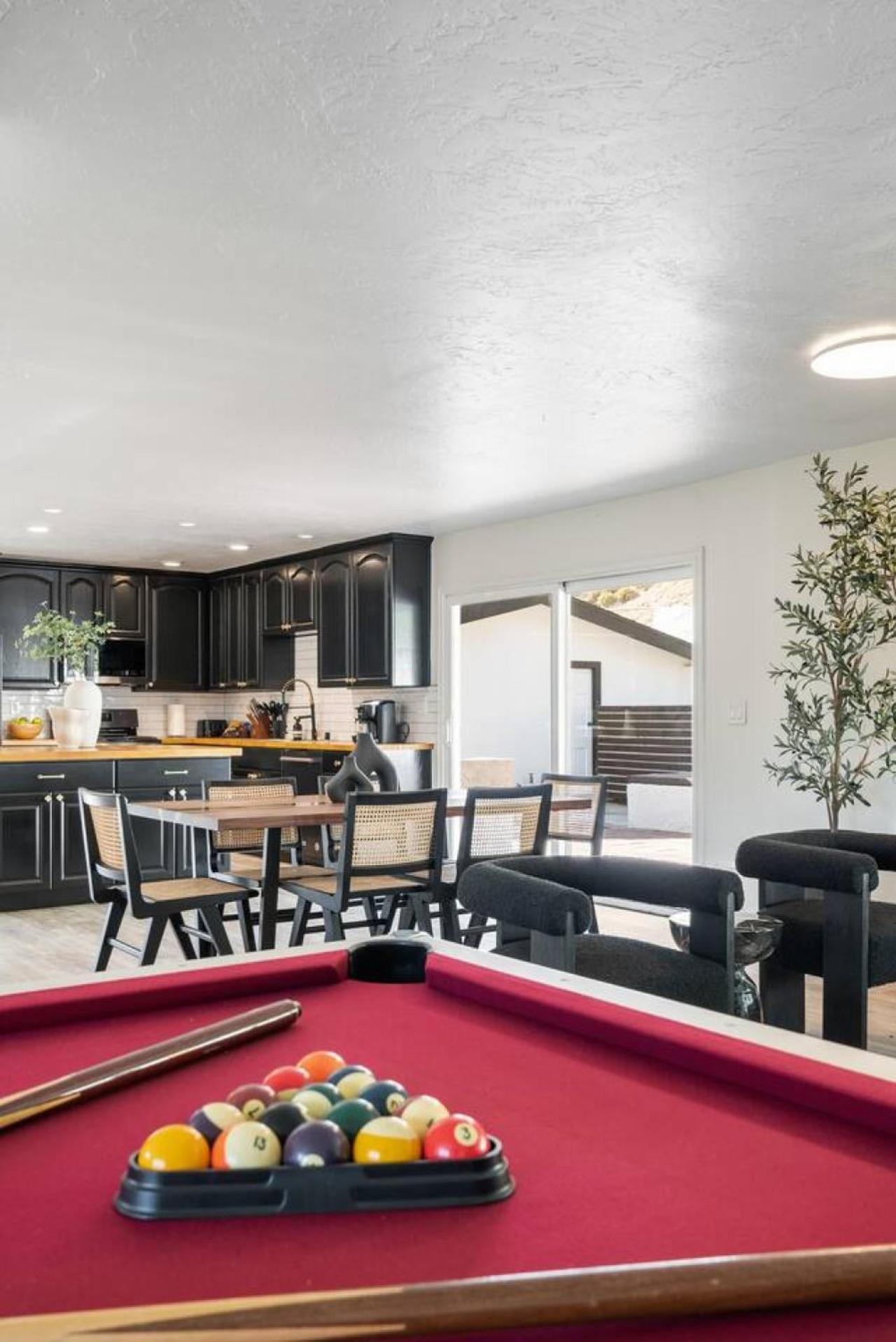 2-story Sanctuary - Spacious Hot Tub - Billiards Holiday home Los Angeles